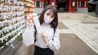 FC2PPV2926417 白皙皮肤的女人得到中出以释放照顾家庭的压力