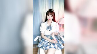 学生夫妇穿着校服和白色休克在家里性交