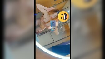 漂亮女孩在做爱时自拍她角质的脸