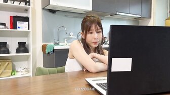 孤独的学生现场自慰并引诱室友