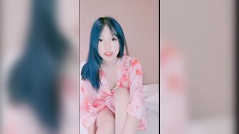 天真的少女穿着和服跳舞并与男友性交