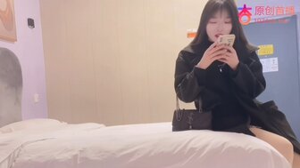 花 3000 美元操白皙皮肤的淘金者，射精在她的阴户里，她的爱汁正在滴落
