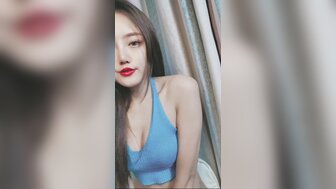 白皙皮肤的女人骑着鸡巴和呻吟欲火中烧