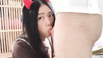 射精在漂亮的青少年学生嘴里