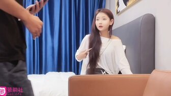 他妈的 18 岁无辜少女和她的呻吟是如此吸引人