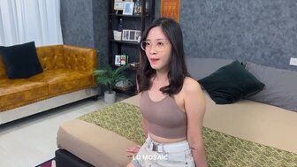 在电梯里偶遇辣妹Amy，问她要不要参加性爱派对[1]