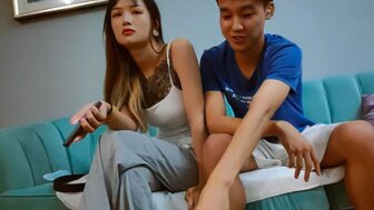 丰满的女人在吃阴部时获得了高潮