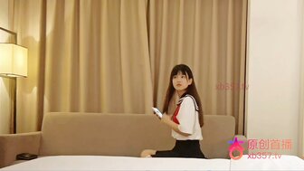 他妈的无辜的女学生，她变成了饥渴的婊子