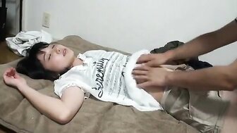 白皙女孩吃了药然后让男人毁了