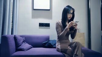当她和男朋友接电话时他妈的饥渴的母狗