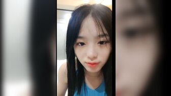 漂亮的少女给她的男朋友口交和美妙的性爱