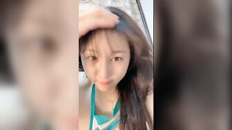白皙皮肤的女人得到指法直到高潮