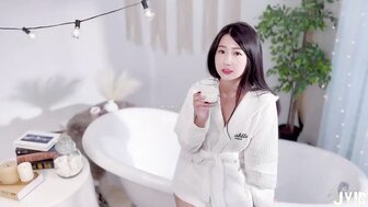 丰满的女孩在浴缸里诱惑