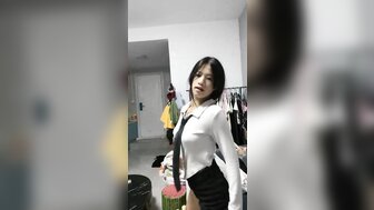 白皙妹子勾引玩游戏的男友