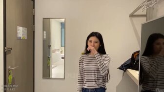 硬他妈的长腿女人一开始很害羞，后来变得性欲#31