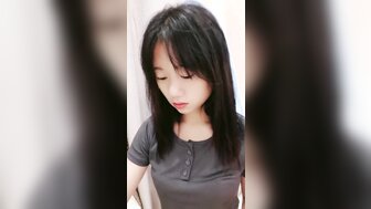 十几岁的女孩骑在她男朋友的鸡巴上并用力性交