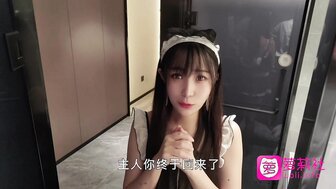 可爱的女仆正在等待主人回家