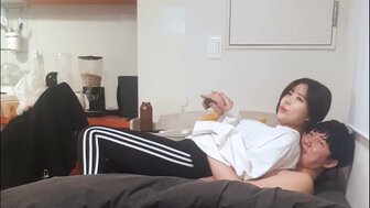 欲火中烧的女孩骑在男朋友的鸡巴上大喊性感[1]