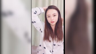 漂亮女人自慰。 Her moaning sound attracted the man to fuck her