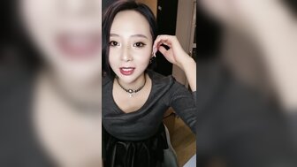 漂亮女人骑在鸡巴上和他妈的肛门，呻吟得如此饥渴