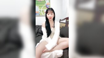 丰满的青少年女孩被狗性交，她漂亮的乳房被赌注