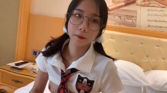 他妈的青少年女学生戴着眼镜和黑丝袜