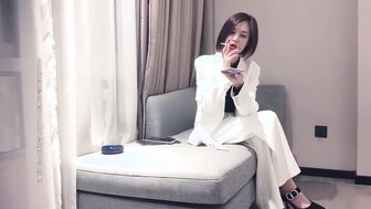 他妈的短发漂亮女孩在沙发上