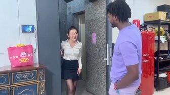 丰满的 OL 尝试黑鸡巴并被狠狠地操了