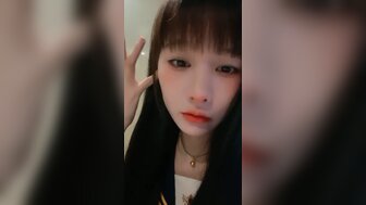 穿着水手服的无辜女孩被狠狠地操了，露出了她角质的脸