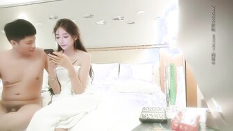 美丽的模特爱上了她的客户